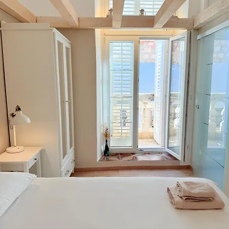 Midtown Apartment *